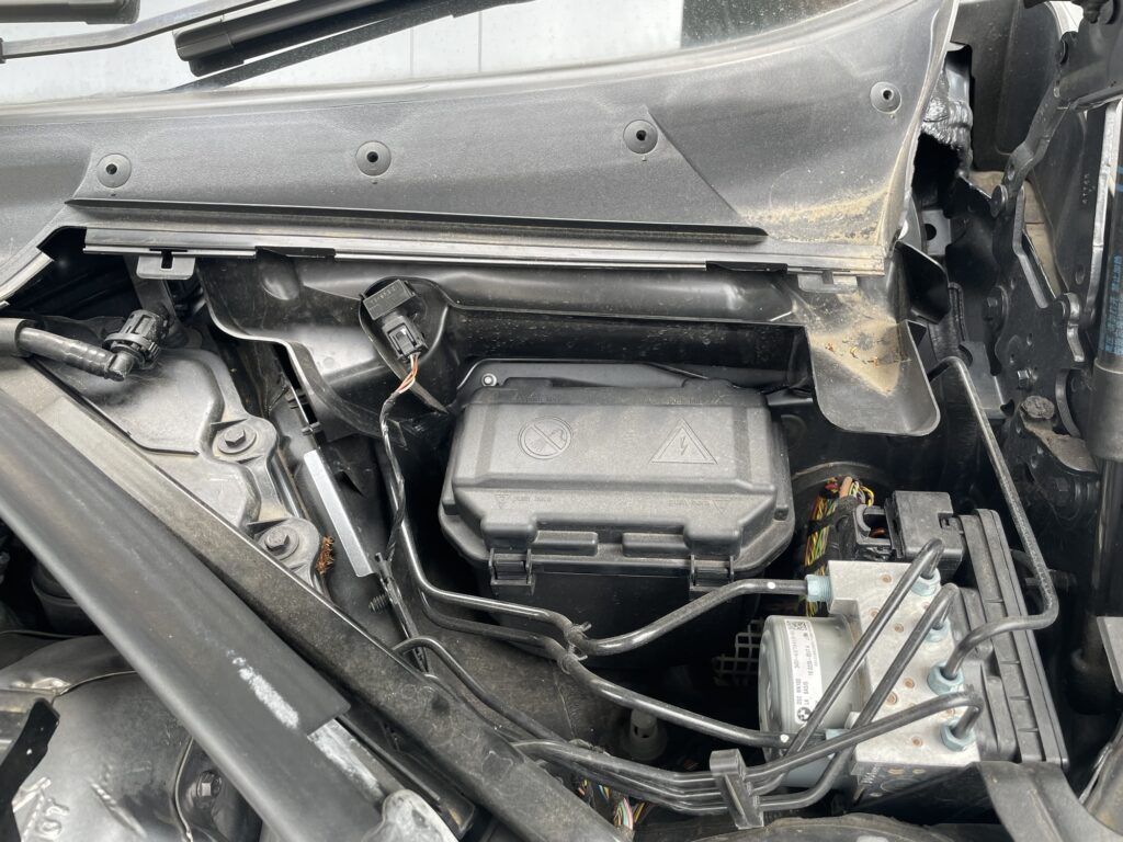 ヒューズボックスのカバーが見えます